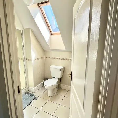 Large 3 Bedroom Family בית נופש *