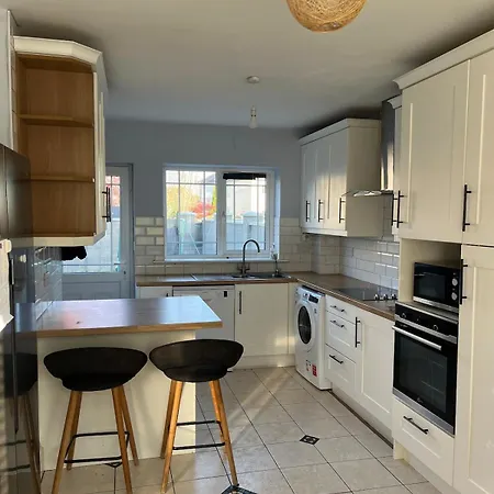 Large 3 Bedroom Family בית נופש