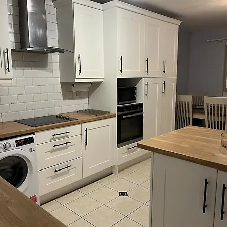 Large 3 Bedroom Family בית נופש