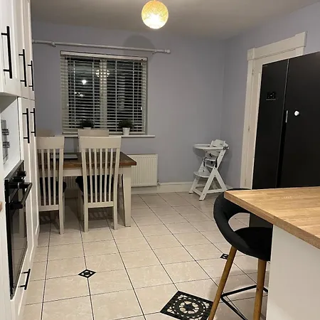 Large 3 Bedroom Family בית נופש *