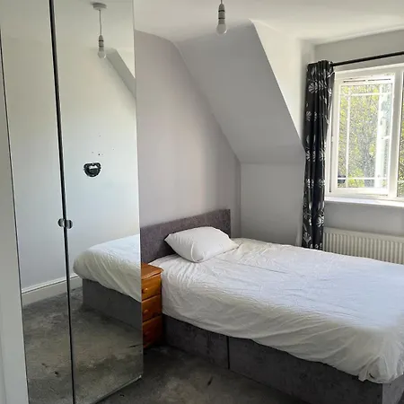 Large 3 Bedroom Family בית נופש *